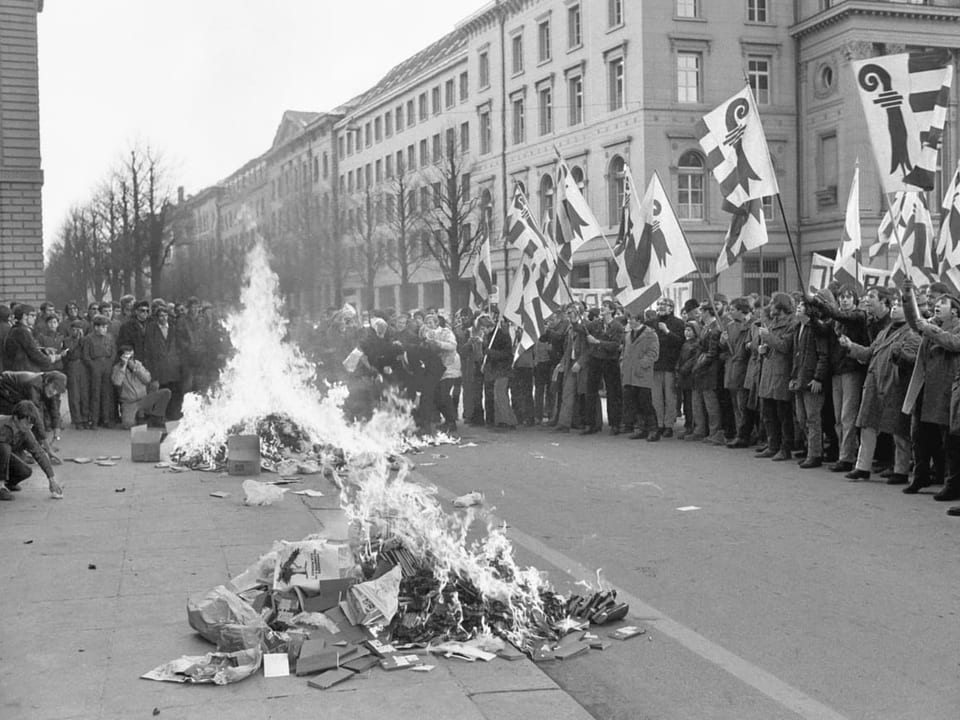 Projurassische Demonstranten haben ein Feuer auf dem Bundesplatz entfacht, Schwarzweissbild.