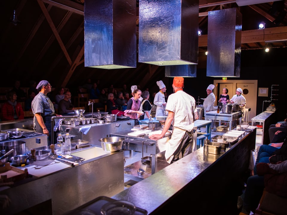 Eine Bühne wird zu einer grossen Restaurantküche mit Kochpersonal