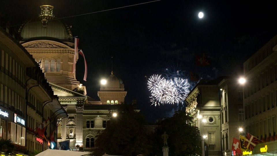 Feuerwerk über dem Bundeshaus in Bern.