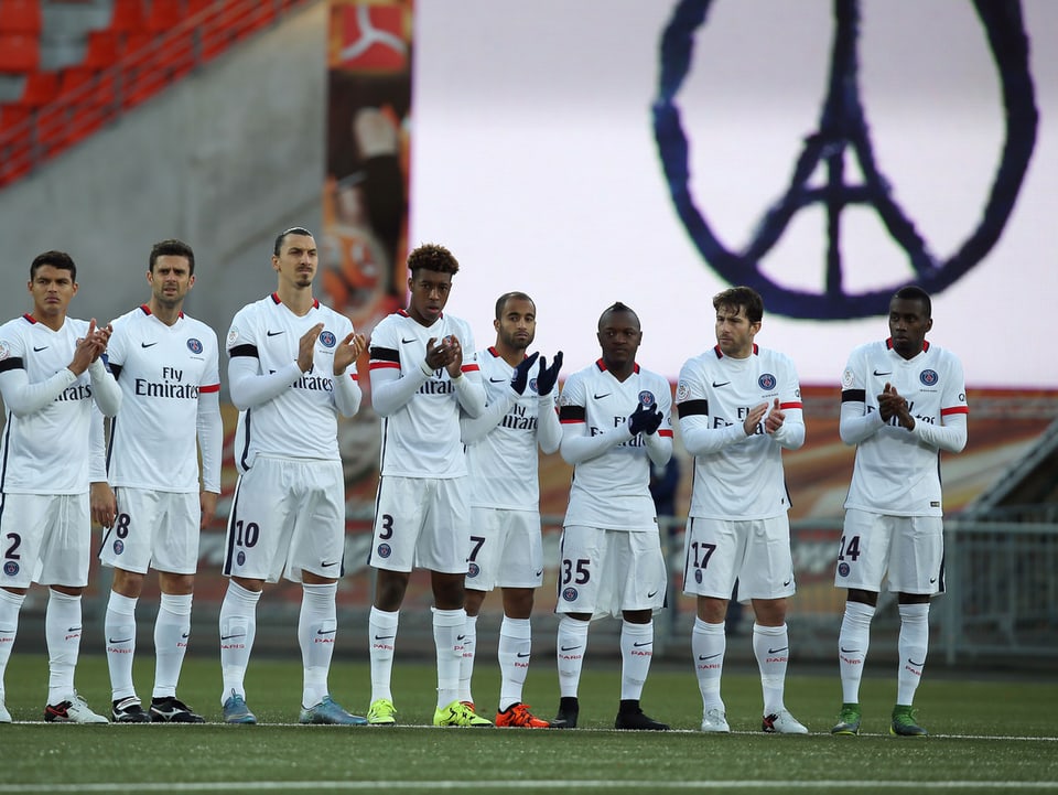 Die Spieler von Paris St-Germain klatschen nach einer Gedenkminute