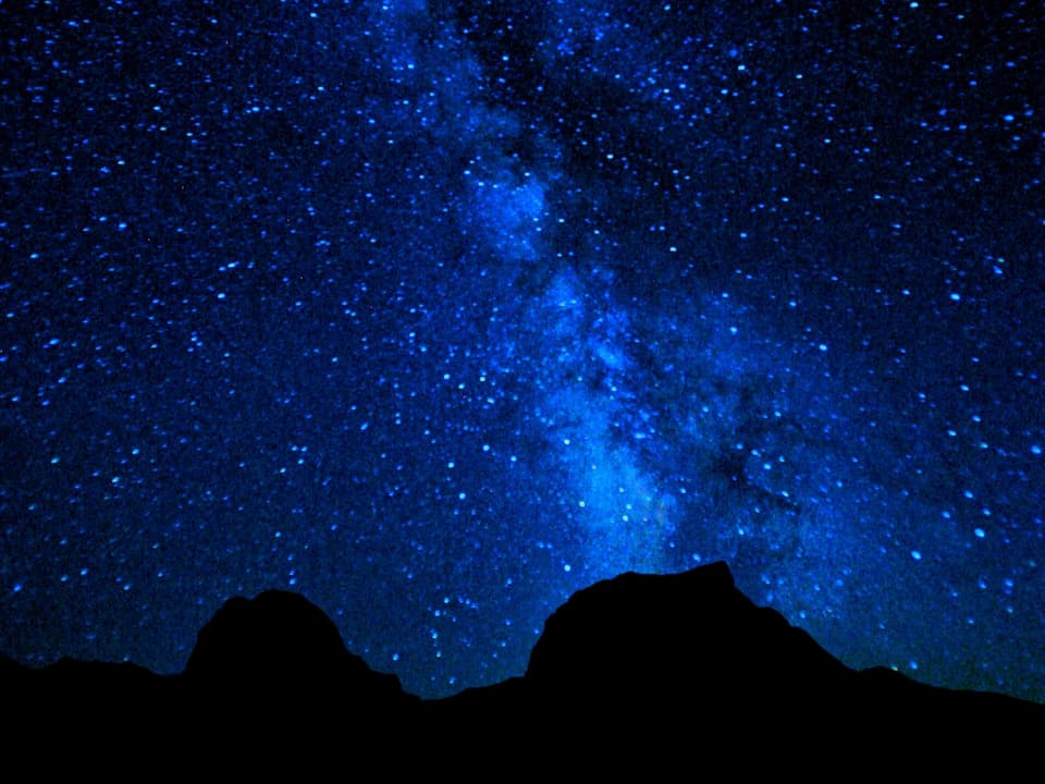 Nachthimmel mit weissem Streifen aus vielen Sternen, der Milchstrasse. 