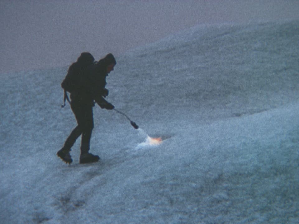 In einer Kunstaktion schmelzt Julian Charrière in Island Eis mit einem Bunsenbrenner.