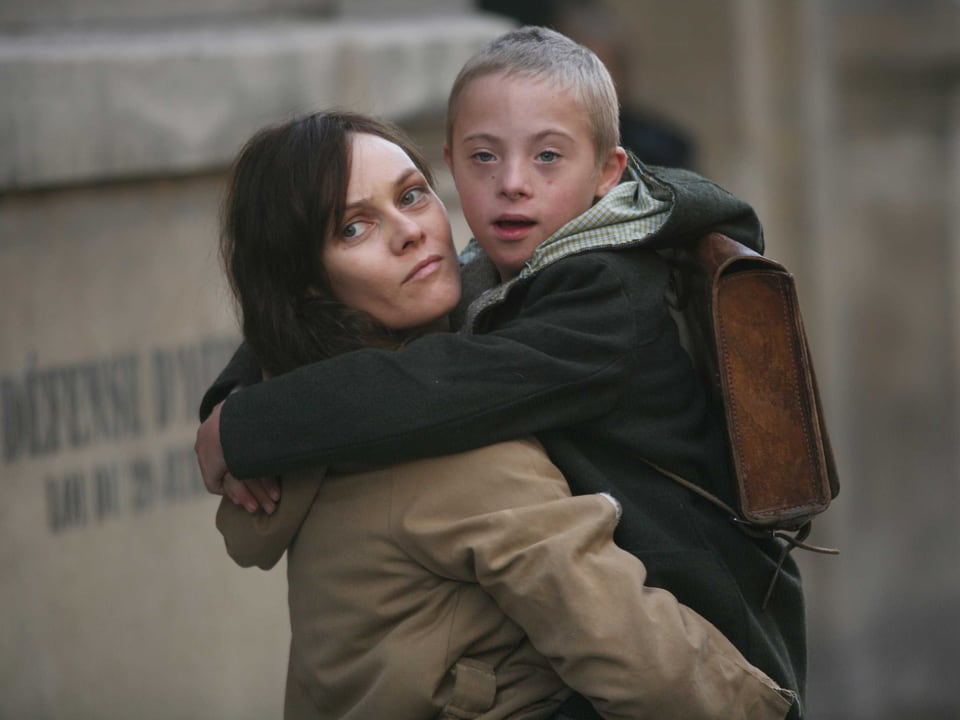 Zu sehen sind die Schauspieler Vanessa Paradies und Marin Gerrier. Sie spielt die beschützende Mutter, er ist das Kind mit Down Syndrome.