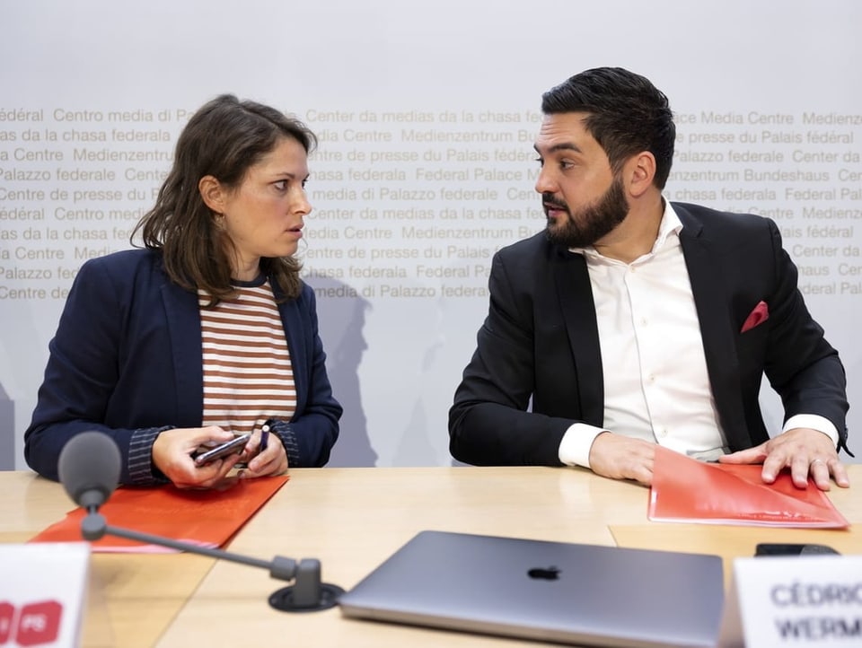 Cedric Wermuth und Mattea Meyer diskutieren am Ende einer Medienkonferenz der SP.