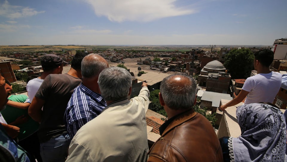 Kurden schauen auf das zerstörte Quartier Diyarbakir.