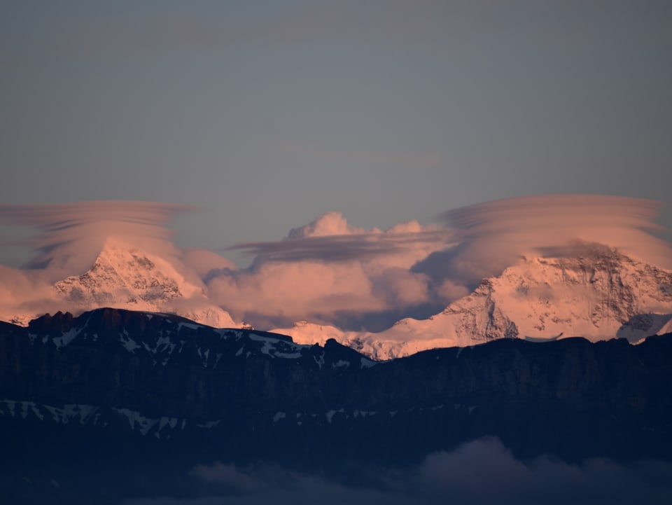 Linsenförmige Wolken über den Berner Alpen.