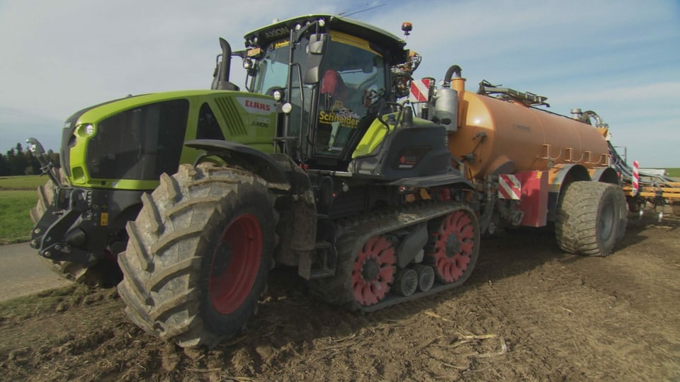 Grosser Traktor mit Güllefass