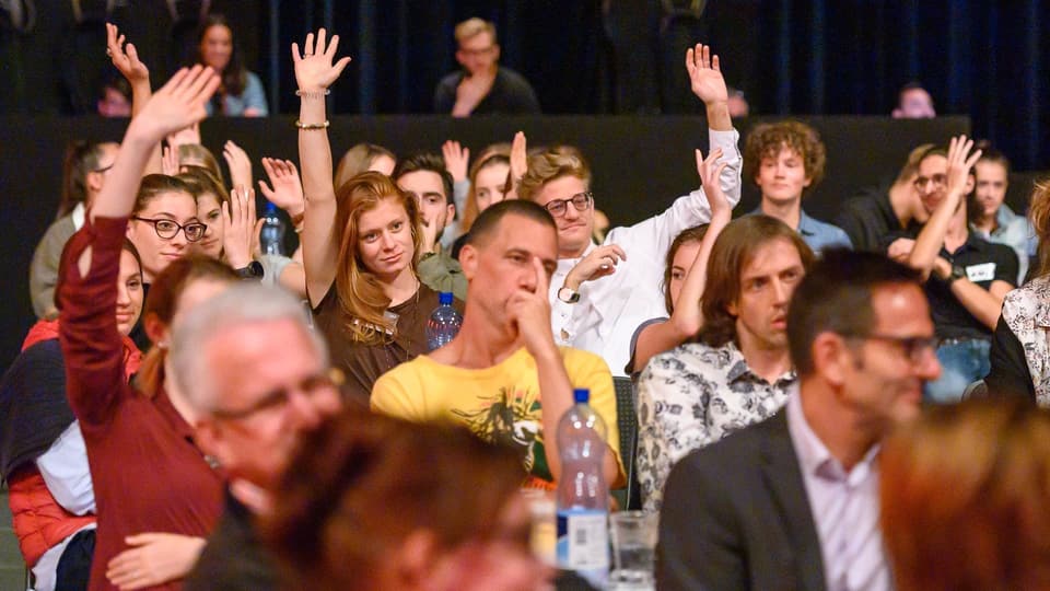 Wer kennt den Kanal «izzy»? Wer kennt «Swissmeme»? Wer kennt «Nouvo» oder «True Talk» von SRF? Das Publikum antwortet auf Franz Fischlins Fragen mit Handzeichen.