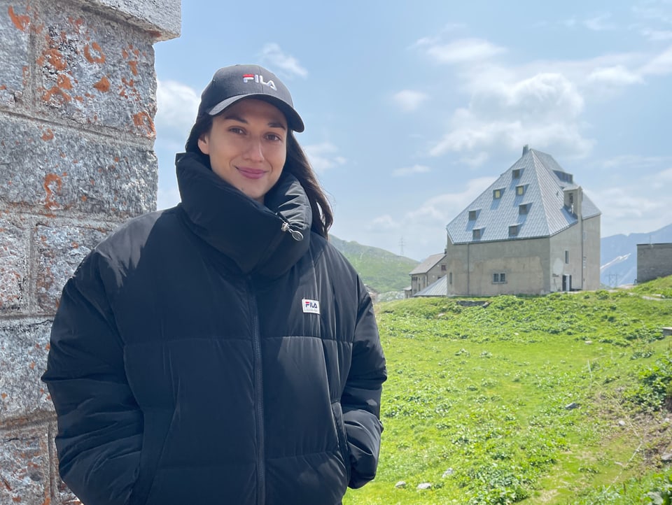 Chiara Dubey vertritt den italienischsprachigen Teil der Schweiz. Chiara Dubey schaut lächelnd in die Kamera und hält in der rechten Hand ein RSI-Mikrofon.