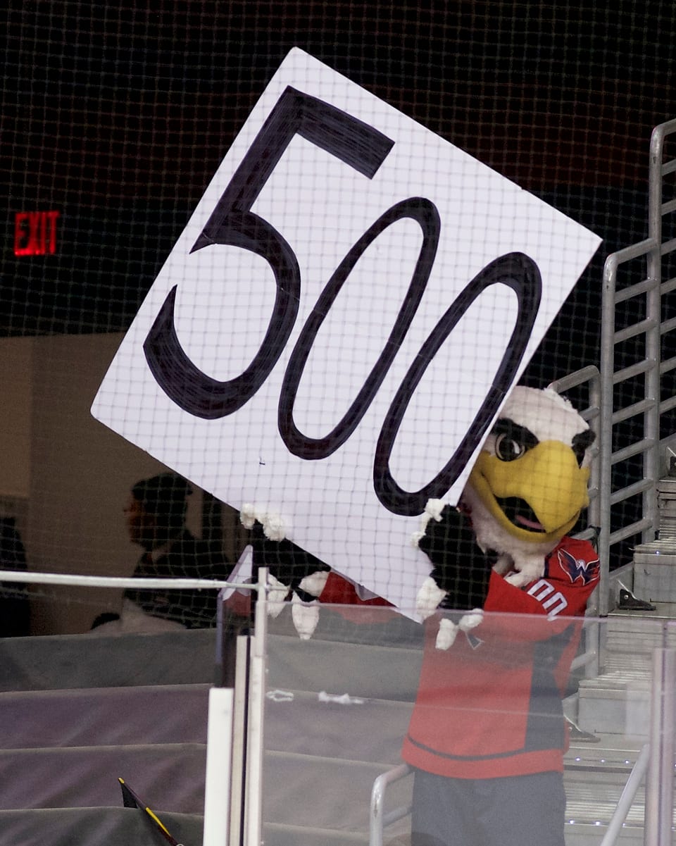 Ein Maskottchen hält eine Tafel mit der Aufschrift «500» ins Publikum.