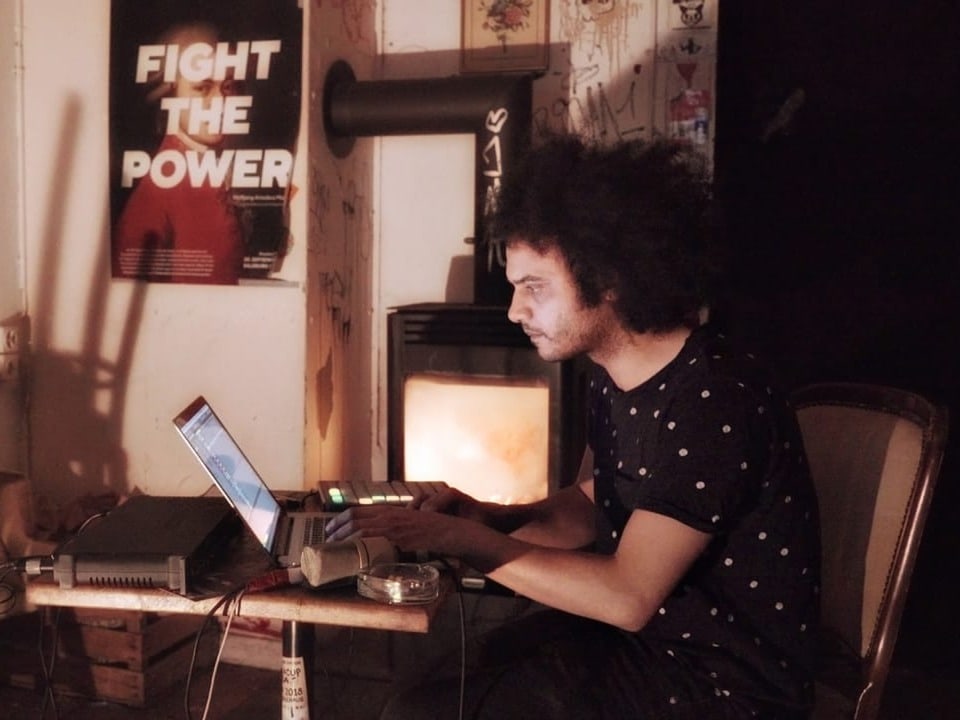 Ein junger Mann sitzt am Laptop