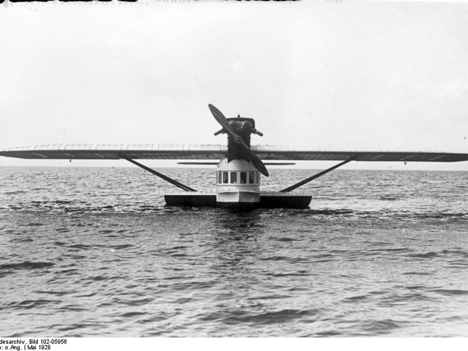 Ein Dornier-Flugboot vom Typ Delphin III mit einer Kabine für zehn Passagiere auf dem Wasser.