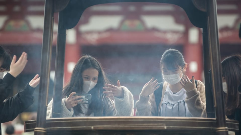 Junge Japanerinnen besuchen einen antiken Tempel in Tokio