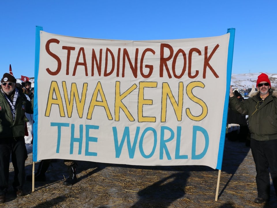 «Standing Rock awakens the world» steht auf diesem Transparent
