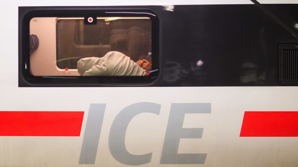 Bahnreisender schläft in ICE