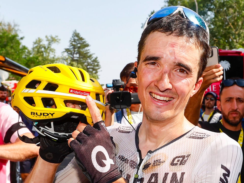 Pello Bilbao zeigt auf seinen Helm mit der Aufschrift «Ride for Gino»