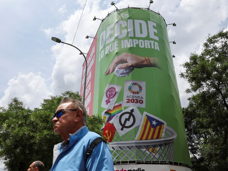 Umstrittenes Vox-Werbeplakat in Madrid, das sich unter anderem gegen Feminismus und gegen die LGBTQ-Bewegung richtet.
