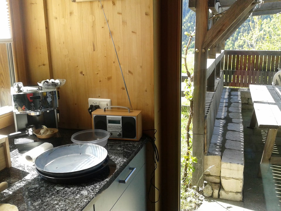 Küche mit Radio und Blick ins Freie.