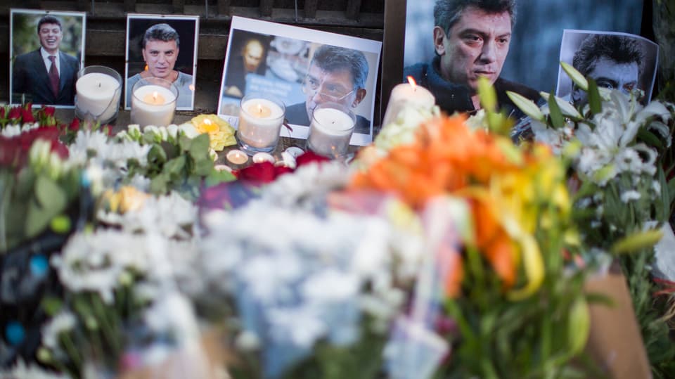 Bilder von Boris Nemzov vor Kerzen.