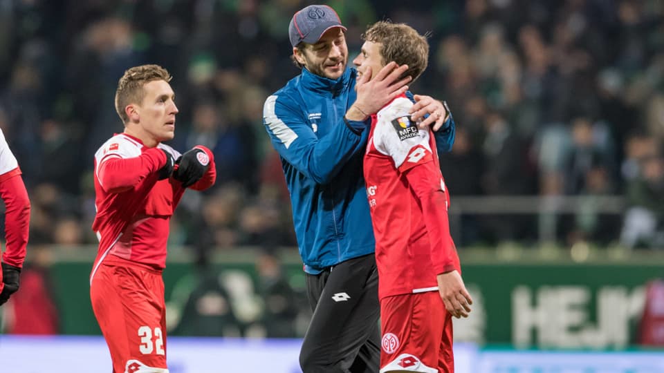 Mainz-Coach Sandro Schwarz herzt Fabian Frei.