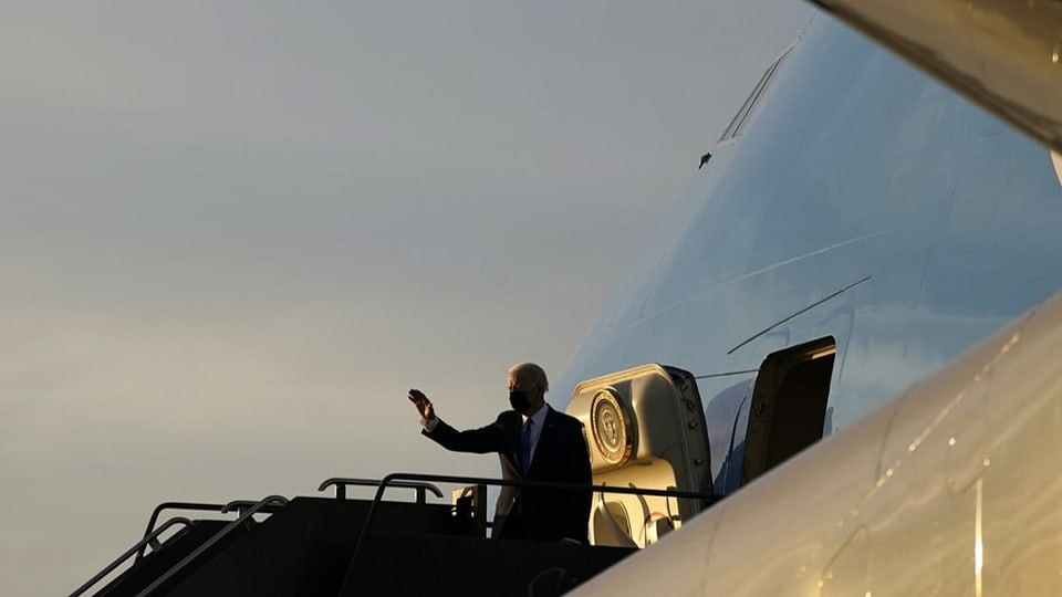 Biden winkt aus einem Flugzeug