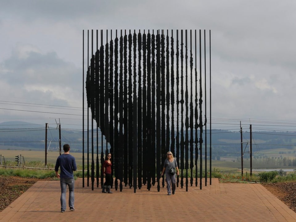 Eine Skulptur bestehend aus vielen einzelnen Metallstangen zeigt das Portrait von Mandela