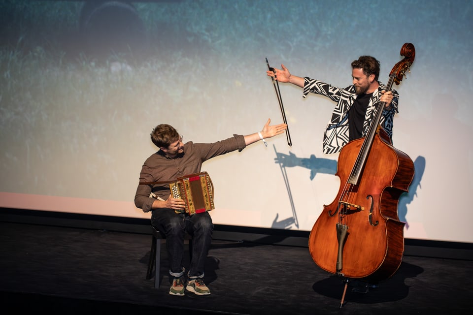 Livemusik von Adrian Würsch und Pirmin Huber während der Premiere