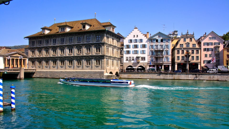 Limmatschiff vor dem Rathaus in Zürich,