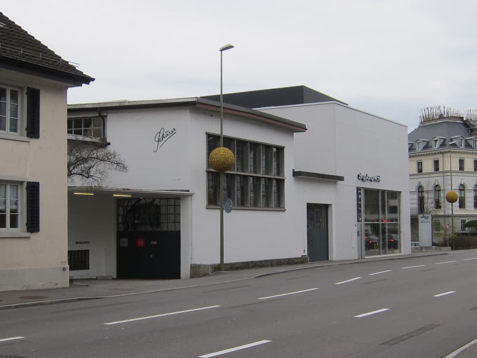 Eine alte Fabrikhalle steht auf der anderen Seite der Strasse.