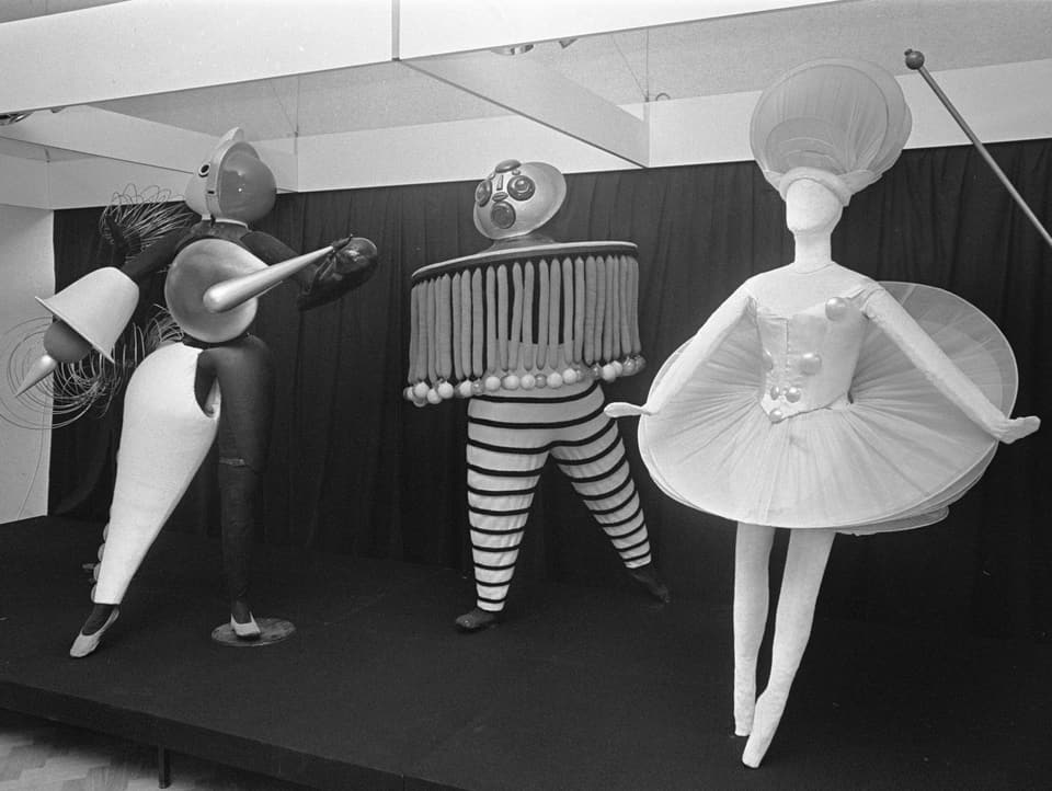Schwarz-weiss-Bild der Originalkostüme des triadischen Balletts von Oskar Schlemmer