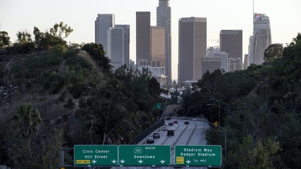Strasse mit Autos in Los Angeles, im Hintergrund Wolkenkratzer