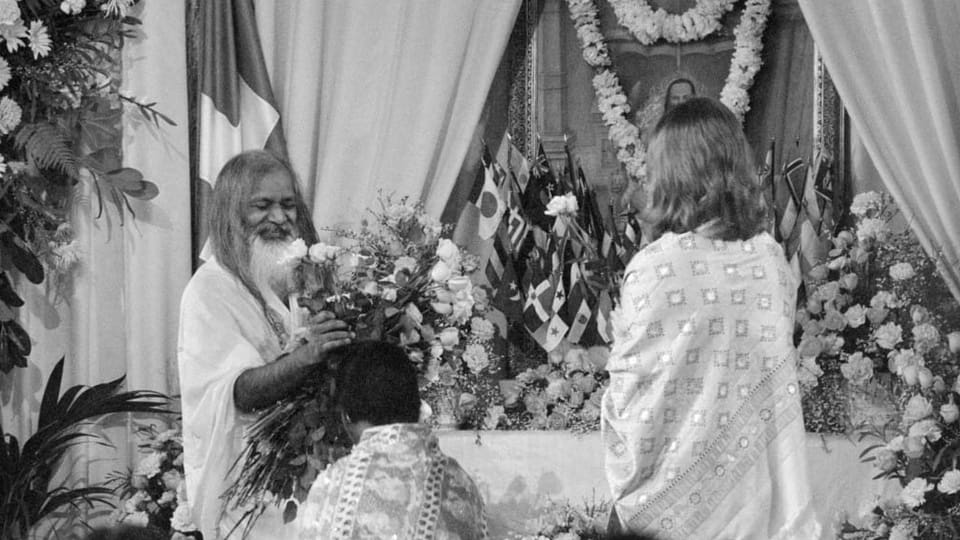 Bild von 1978: Maharishi Mahesh Yogi legt einem Anhänger seine Hände auf.
