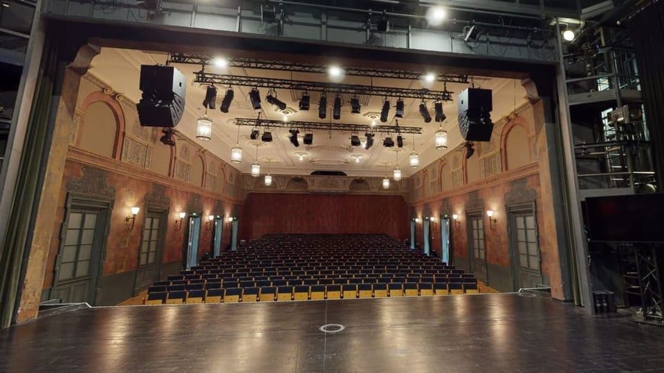 Blick von der Bühne in den grossen Saal des Theaters Uri.