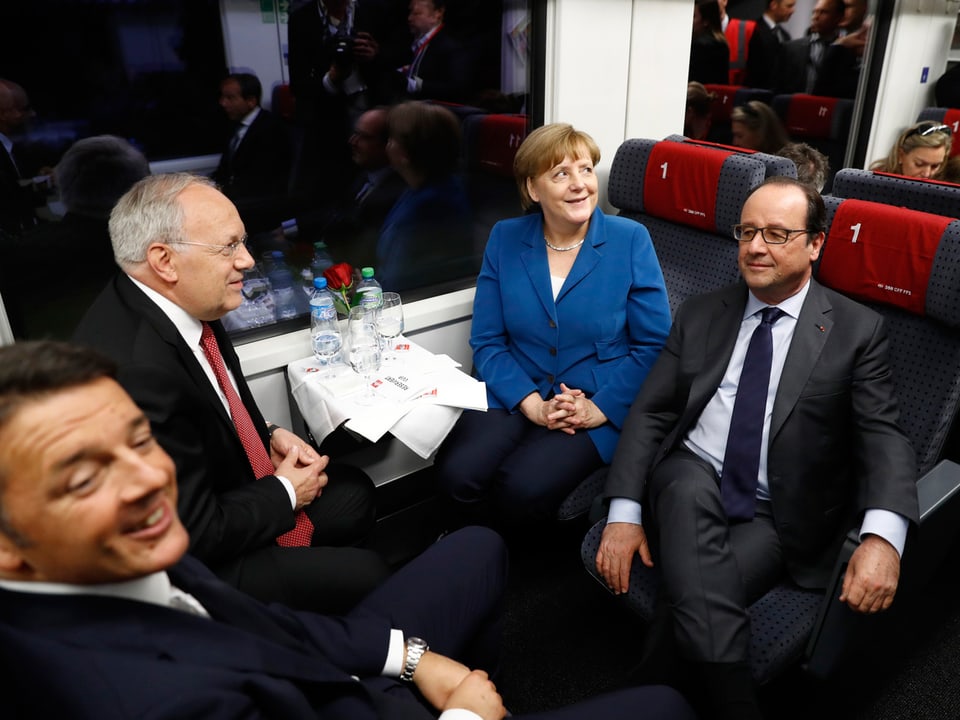  Renzi, Schneider-Ammann, Merkel, Hollande im Zug.
