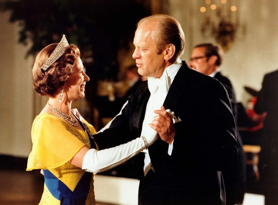 Queen Elizabeth tanzt mit einem Mann.