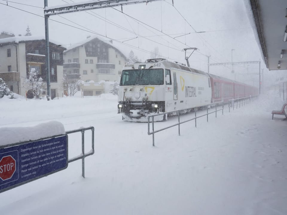 Zugseinfahrt in einen verschneiten Bahnhof