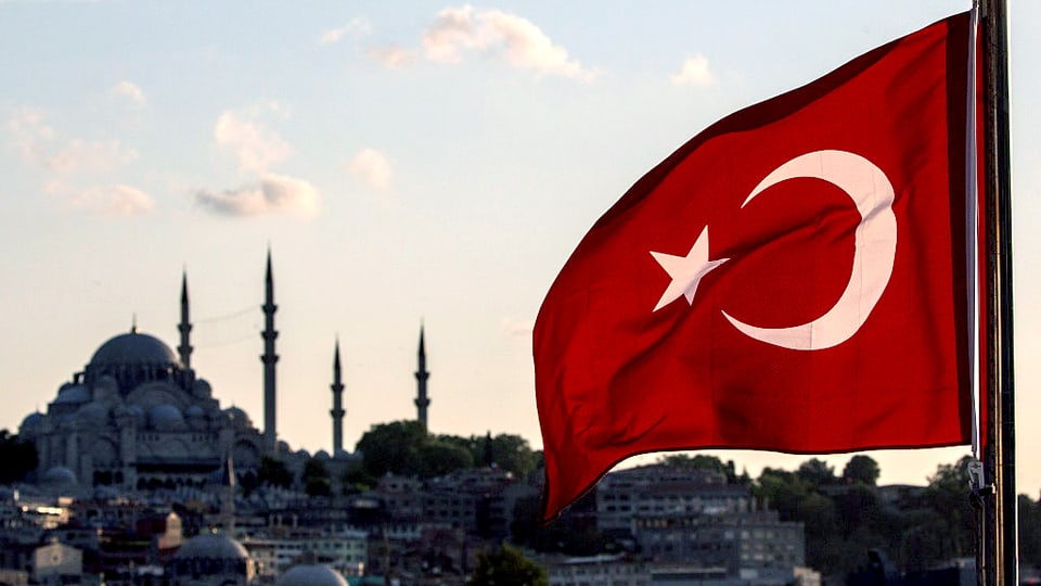 Eine türkische Flagge weht in Istanbul, im Hintergrund die blaue Moschee.