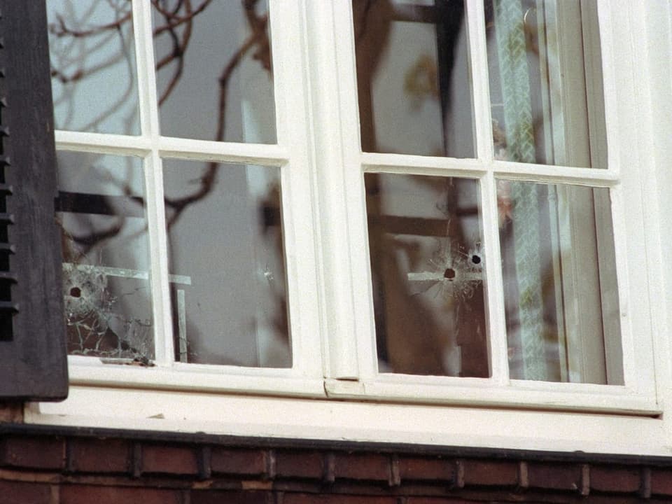 Das Archivbild zeigt Einschusslöcher in einem Fenster. 