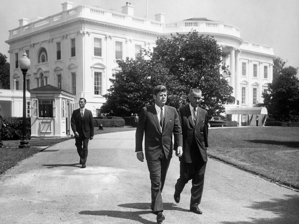  John F. Kennedy (mit Vize-Präsident Lyndon B. Johnson). 