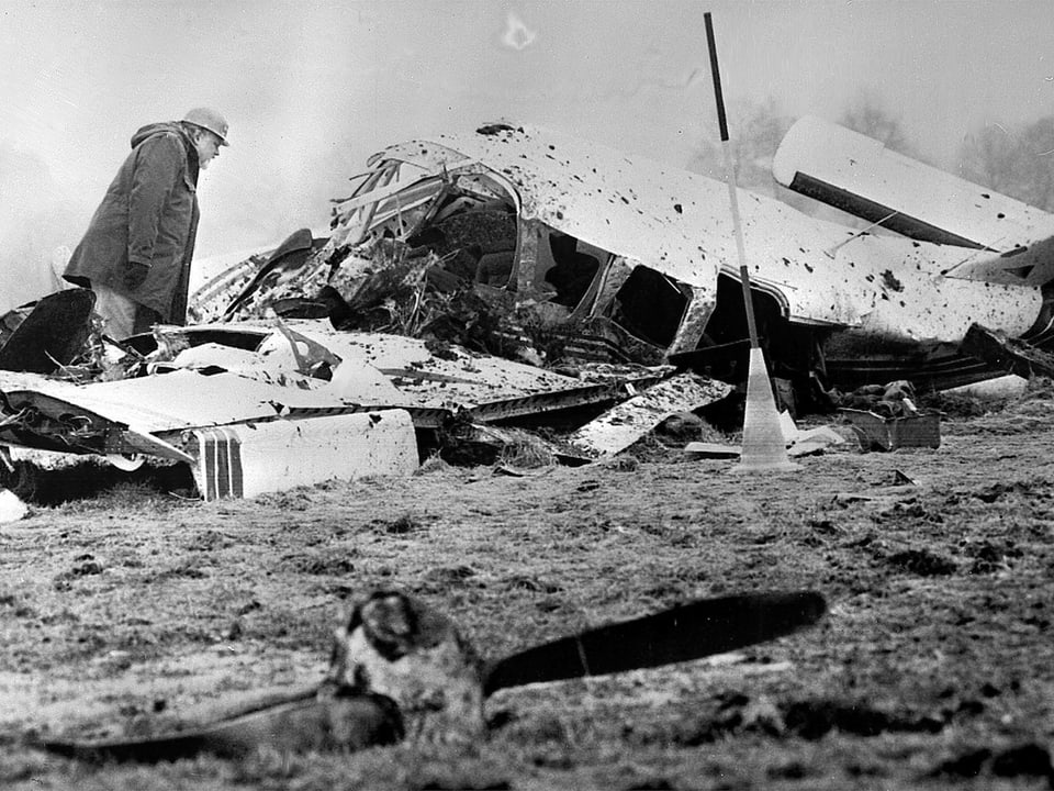 Zerstörtes Flugzeugwrack nach dem Absturz vom 17. Februar 1982