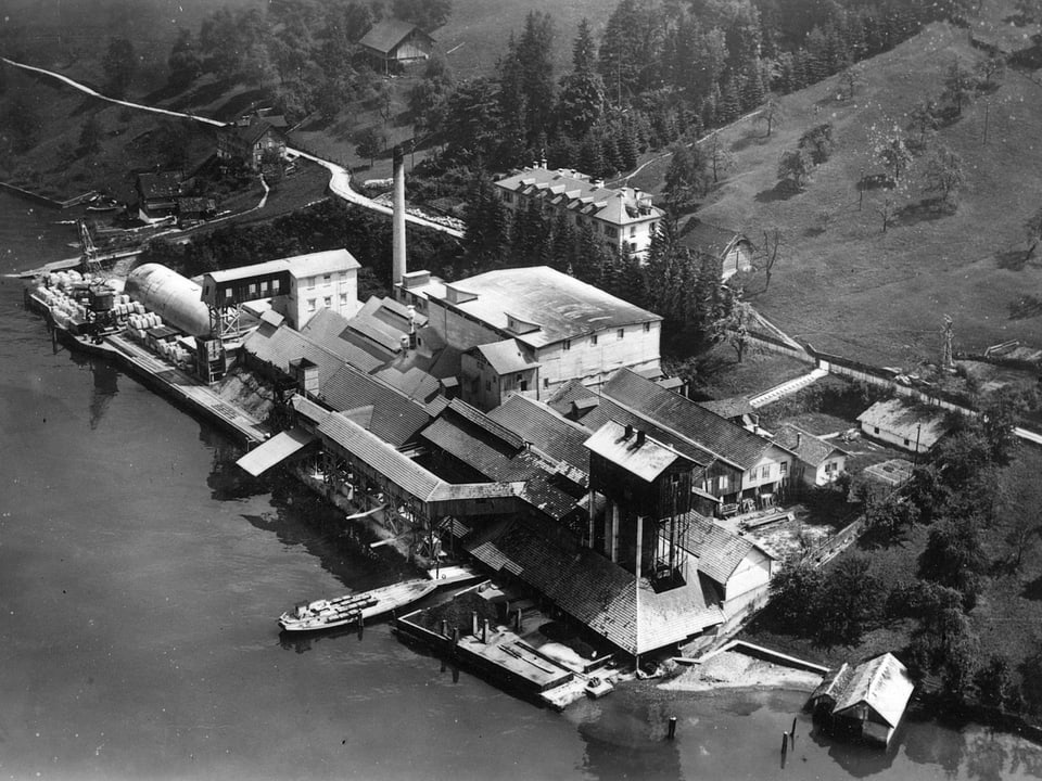 Die Zementfabrik von Buochs in einer Aufnahme um 1934.