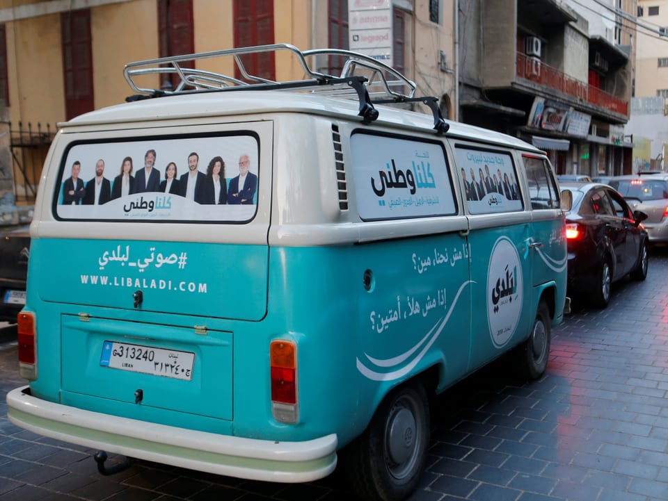 Ein Volkswagen mit Wahlplakaten in Beirut