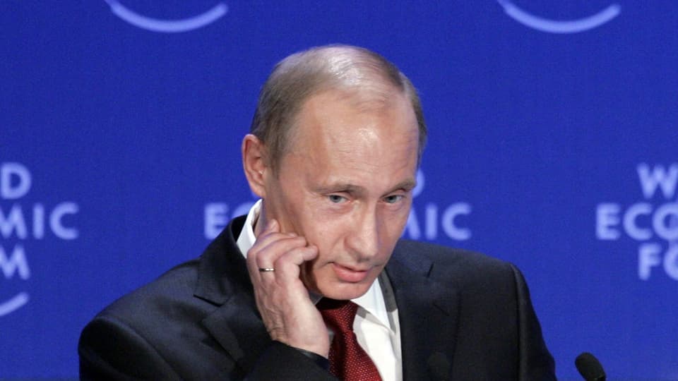 Putin spricht am World Economic Forum auf der Bühne.