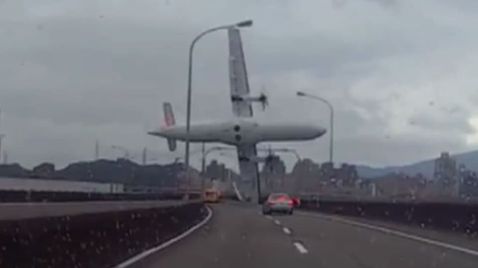 International Flugzeugabsturz In Taipeh Dutzende Tote News Srf
