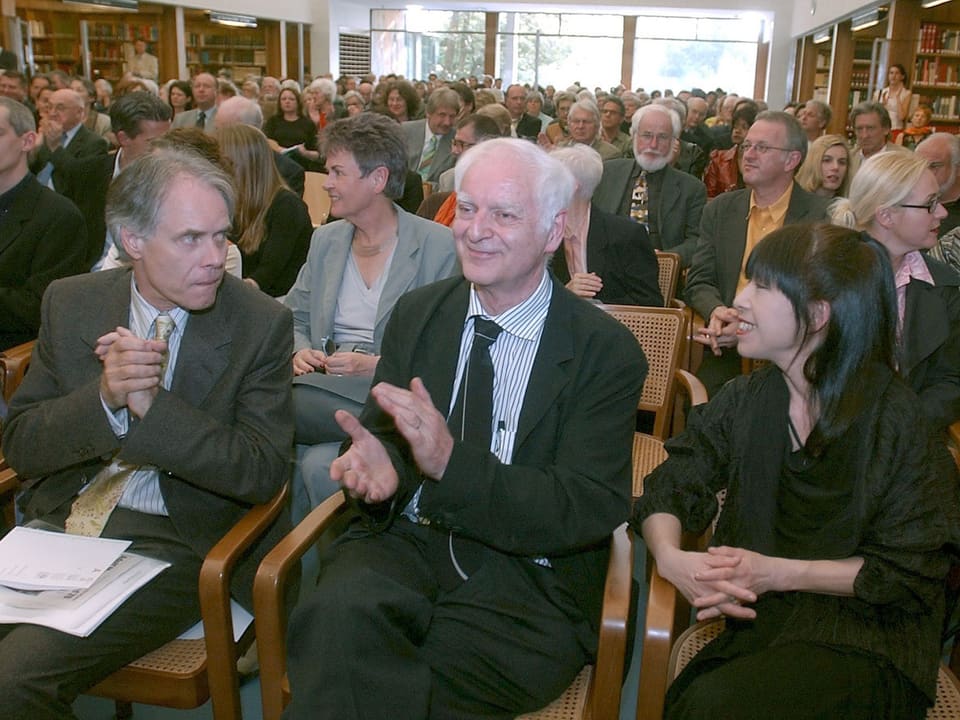 Vor zehn Jahren an seinem 70. Geburtstag: Adolf Muschg neben seiner Frau Atsuko Kanto Schauwecker Muschg und dem damaligen Bundesrat Moritz Leuenberger.