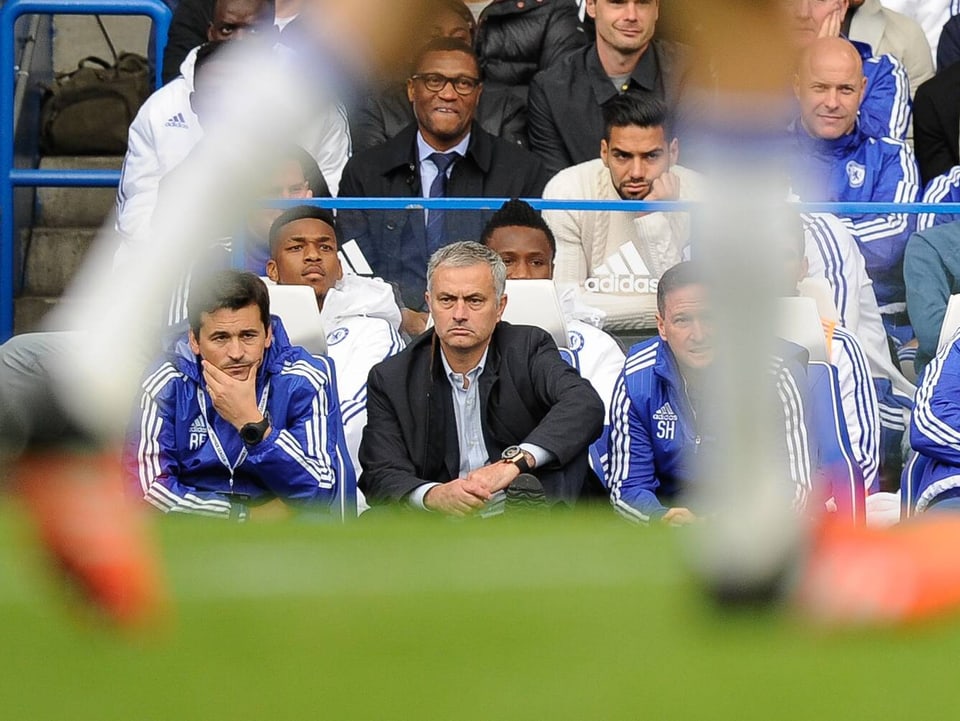 Chelsea-Trainer José Mourinho blickt nachdenklich auf das Spielfeld.