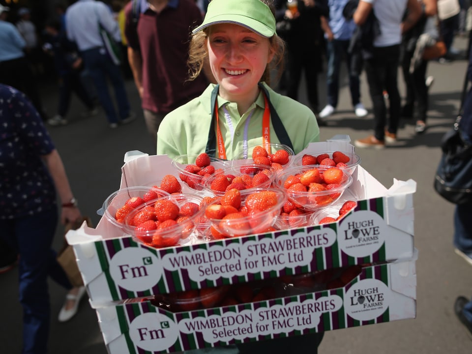 Verkäuferin mit Erdbeeren
