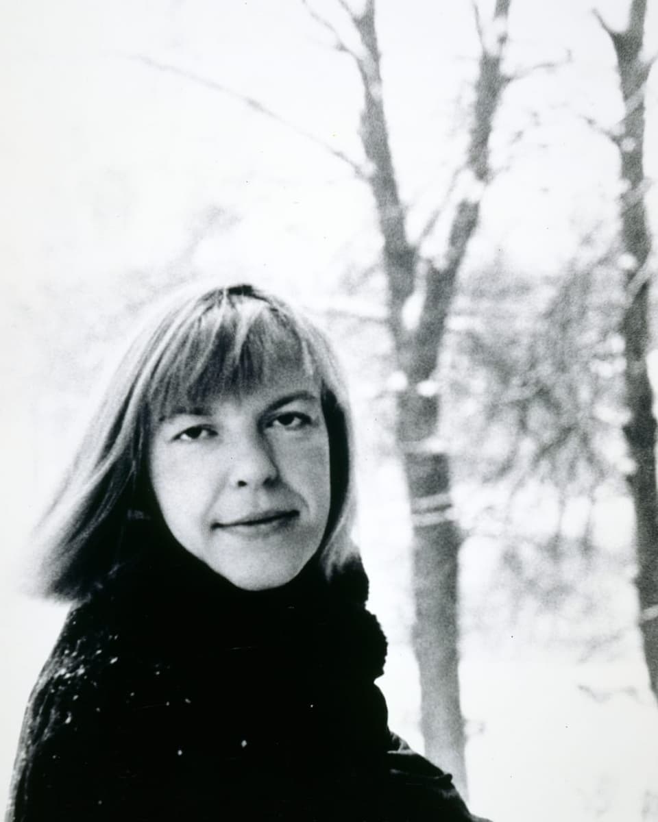 Die Dichterin Ingeborg Bachmann vor winterlichem Hintergrund.