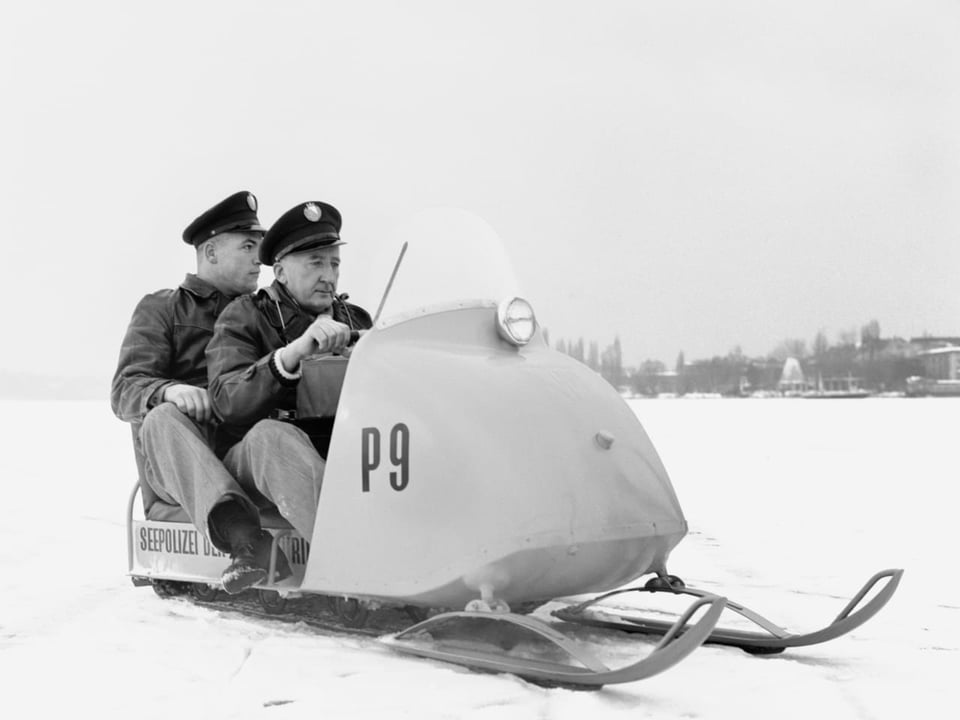 Zwei Beamte der Seepolizei mit einem Schneemobil auf dem zugefrorenen Zürichsee.