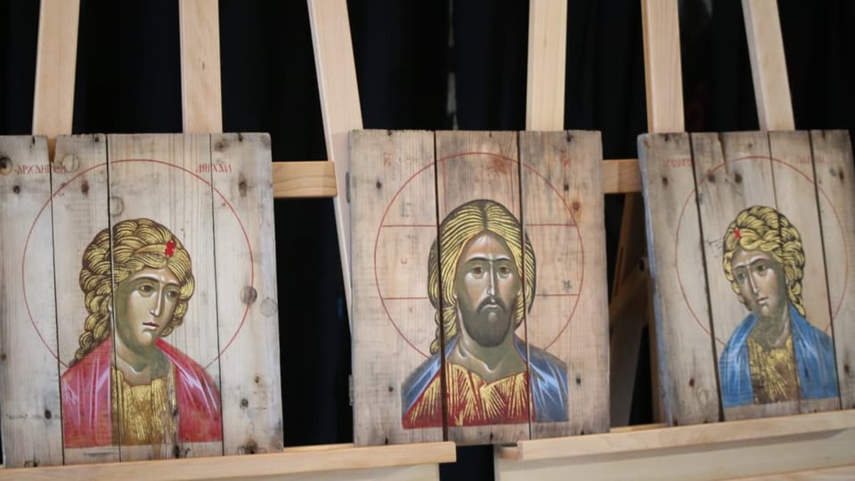Triptychon mit Jesus Christus in der Mitte und einem Erzengel zu jeder Seite 